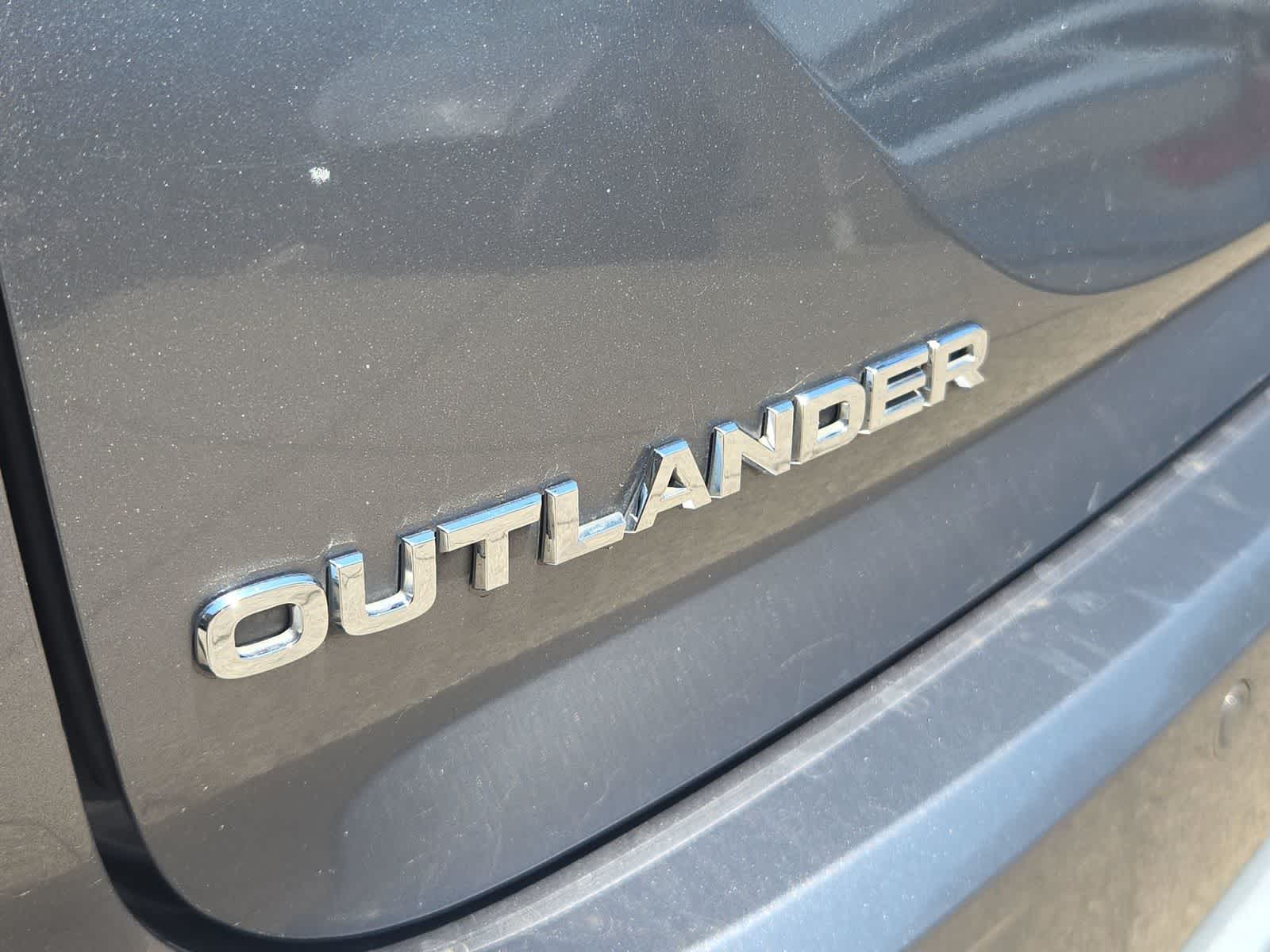 2022 Mitsubishi Outlander Base